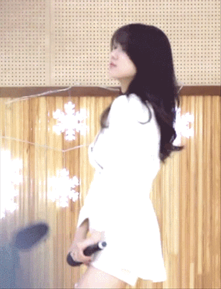 gif搞笑趣图:老王要看进来看吧,我老公不在家