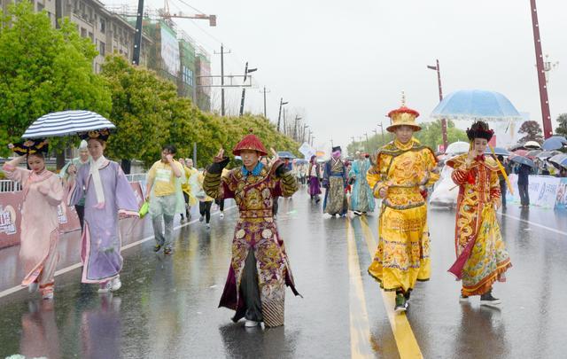 横店马拉松开跑遭遇特大暴雨 网友称:变成河马在横漂