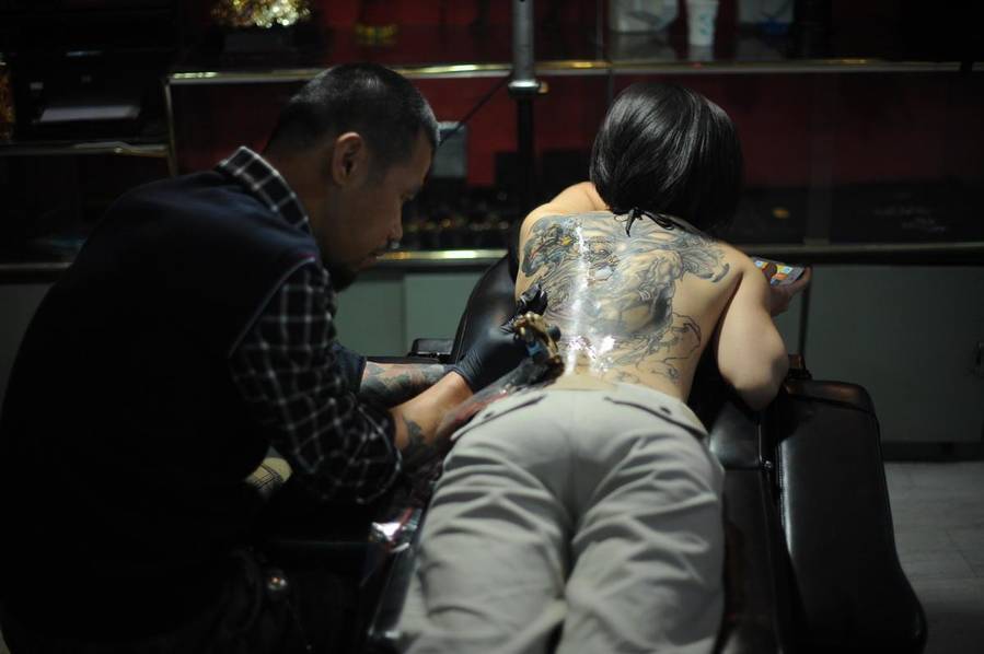 钢铁工转行纹身师收入暴增70万 女儿曾被吓哭