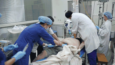 3 病人生命垂危,医生轮流进行心脏复苏,男医生手没有力气,女护士立刻