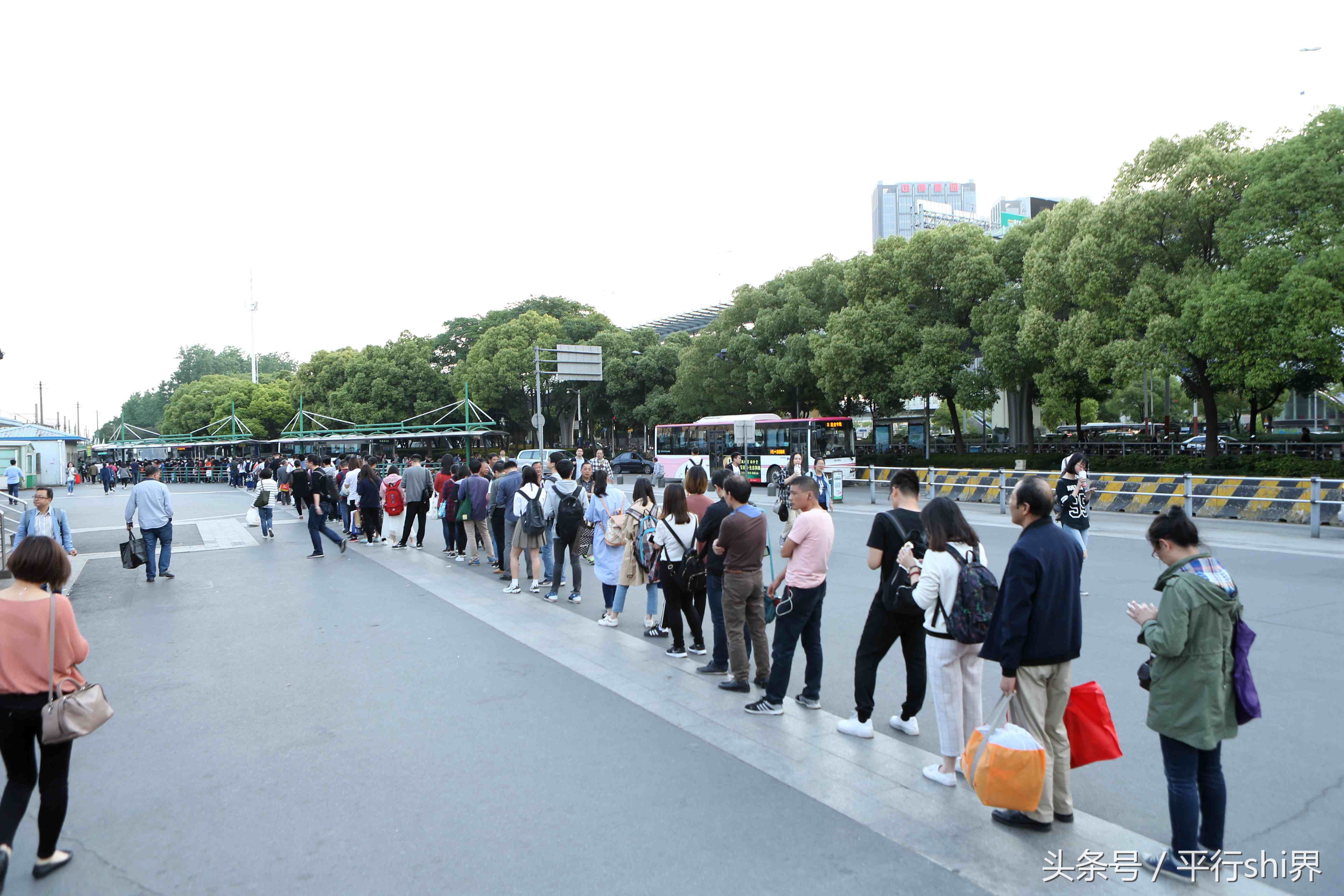 上海一公交车站乘客排百米长龙候车,大城市生活不容易
