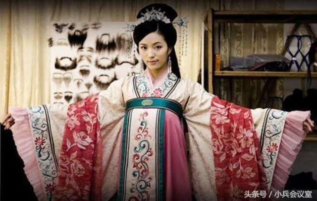 皇帝想废掉后,大臣坚决反对,皇帝无奈脱掉上衣