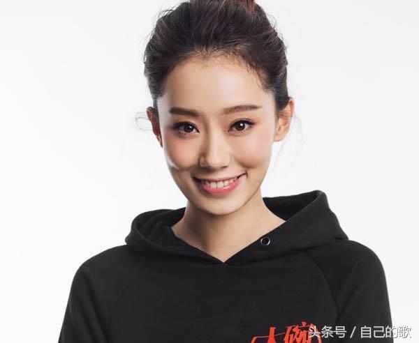 的照片中,丫蛋的脸仿佛有了180度的改动,觉得和悲剧演员张小斐撞脸了