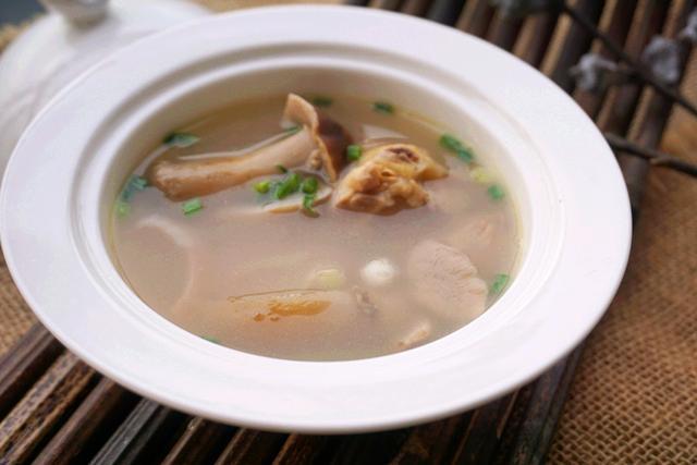 今天菜菜屋给大家推荐的这碗墨鱼鸡汤,主材选用墨鱼干和老土鸡.