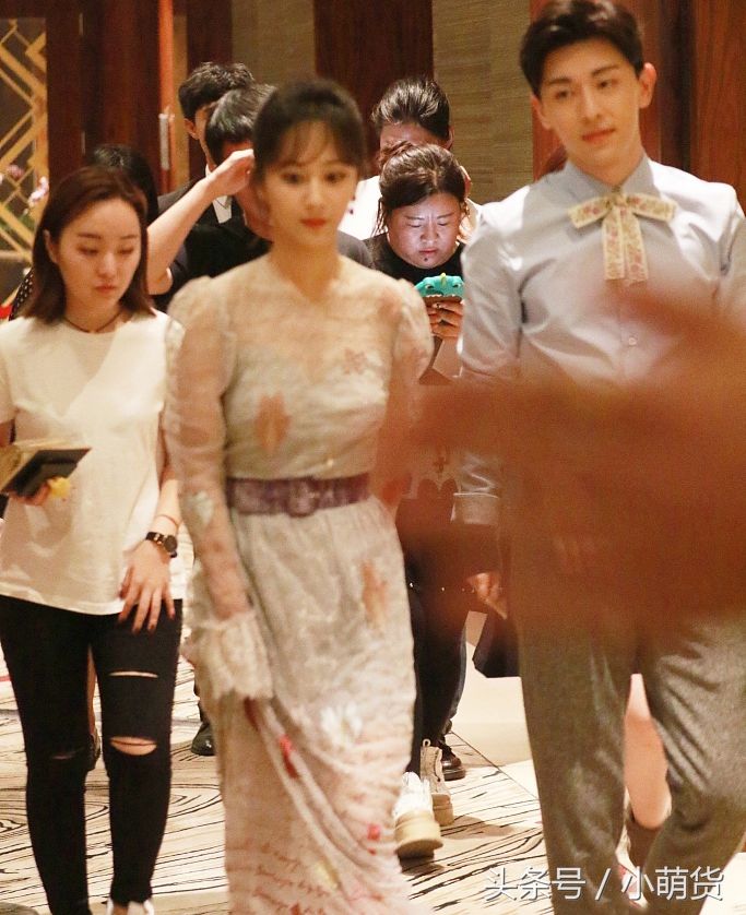杨紫与邓伦现身酒店,身上的衣服太亮眼,网友:秦俊杰会