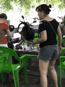 搞笑gif:老师你这样监考,会吓到学生的