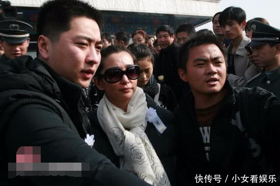 黄晓明初恋女友,33岁去世,穿婚纱下葬,李冰冰哭晕在追悼会!