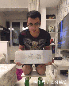 搞笑gif: 少年你这么做, 会失去女朋友的!