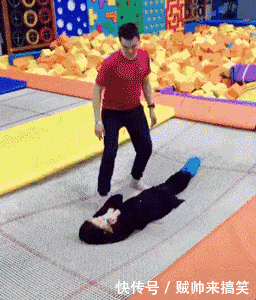 搞笑gif:确认过眼神,是打不过的虾,我们走