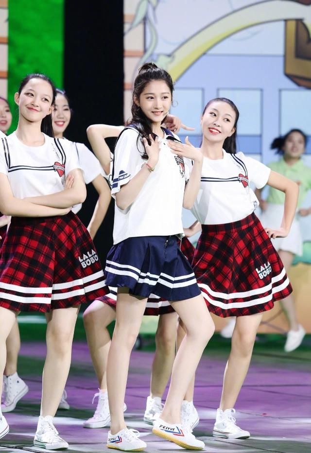女星穿不穿水手服的差距这么大,关晓彤显嫩,杨幂却像"