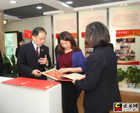 蓬安县委副书记,县长崔竹君(中间)翻阅查看县检察院自己编印的党建