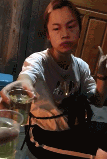 搞笑gif:小姐姐这裤子被腰撑破了,你这口子不是很好缝
