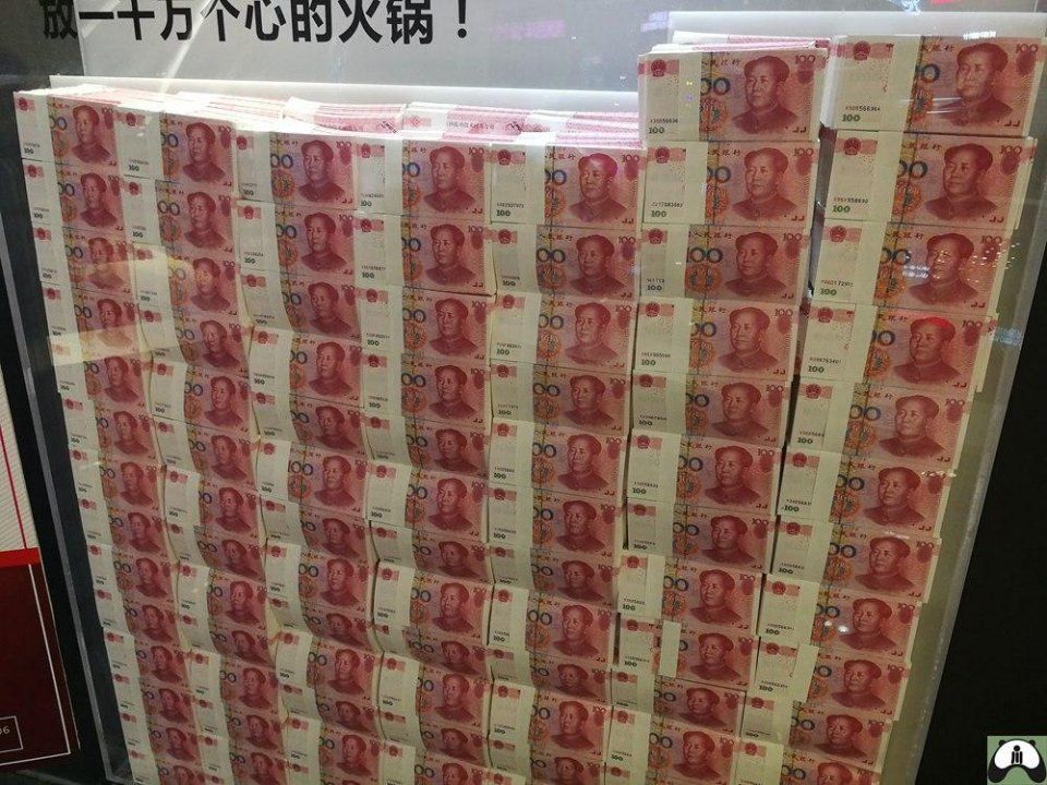 火锅店摆"1000万现金"放门口作为举报奖金,凑上去看傻眼了