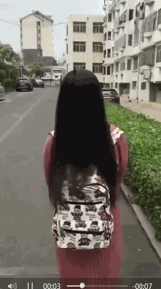 搞笑内涵gif图:妹子大白天你这样当众在车里边换丝袜