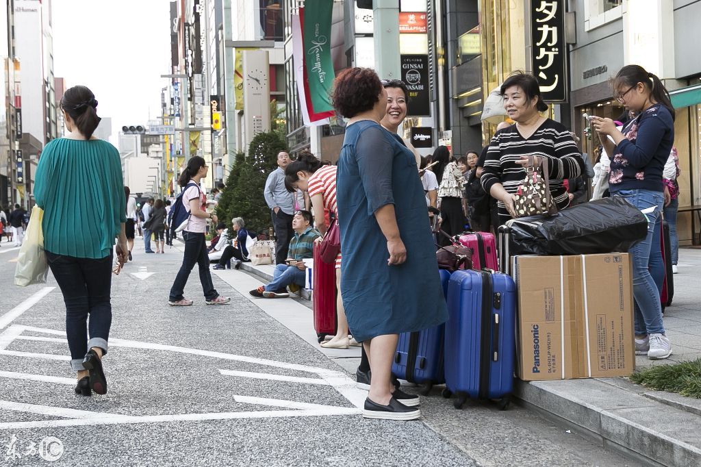 在旅游的游客: