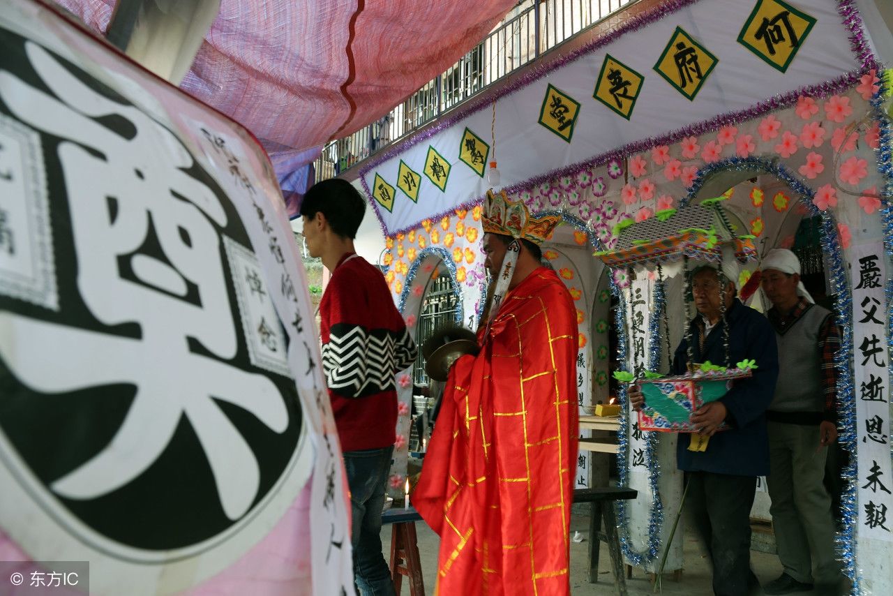 离别的日子,谁都会经过,实拍农村老人办丧事,一路哭声