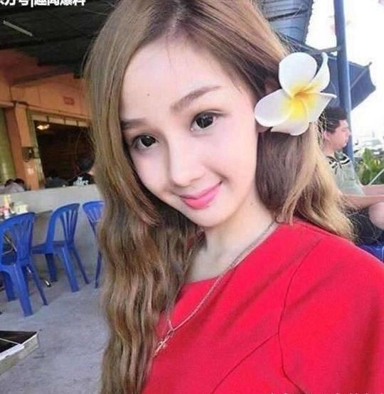 实拍:21岁泰国人妖,凭借颜值和身材成为