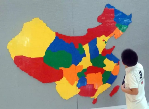 一名小朋友在欣赏由乐高积木拼砌而成的《中国地图》.图片
