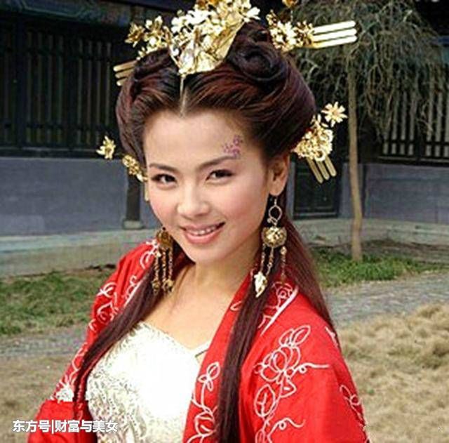 古装同一发型:赵丽颖可爱,刘亦菲仙气,刘涛惊艳,而她画风变了