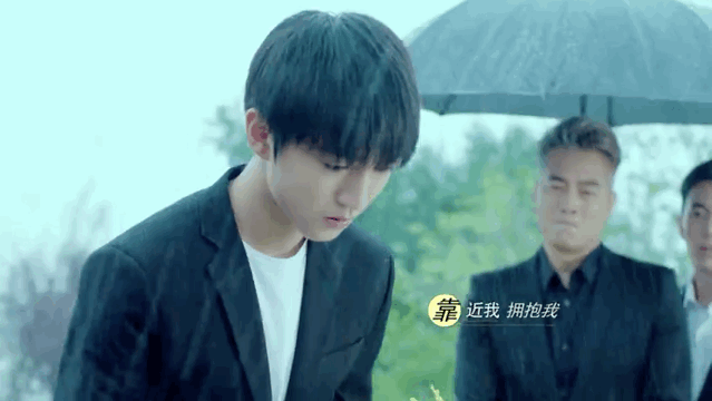 从动图来看,因为妈妈而和爸爸产生分歧的邬童渐渐与父亲关系有所好转