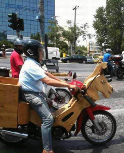 都说了骑车不适合穿裙子,妹子非不听劝,瞬间尴尬了吧!