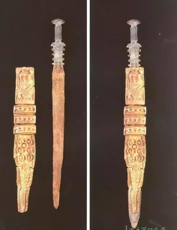 2厘米,金鞘重90克,铜柄铁剑重620克,也就比一瓶矿泉水重一百来克.
