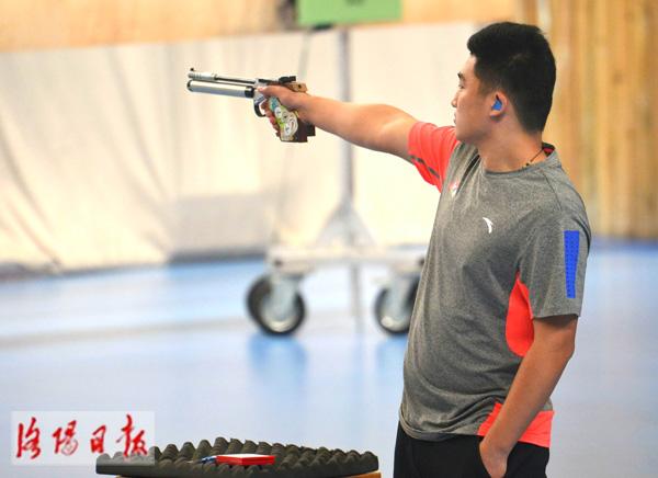 昨日,在天津团泊体育中心射击馆进行的第十三届全运会男子10米气手枪