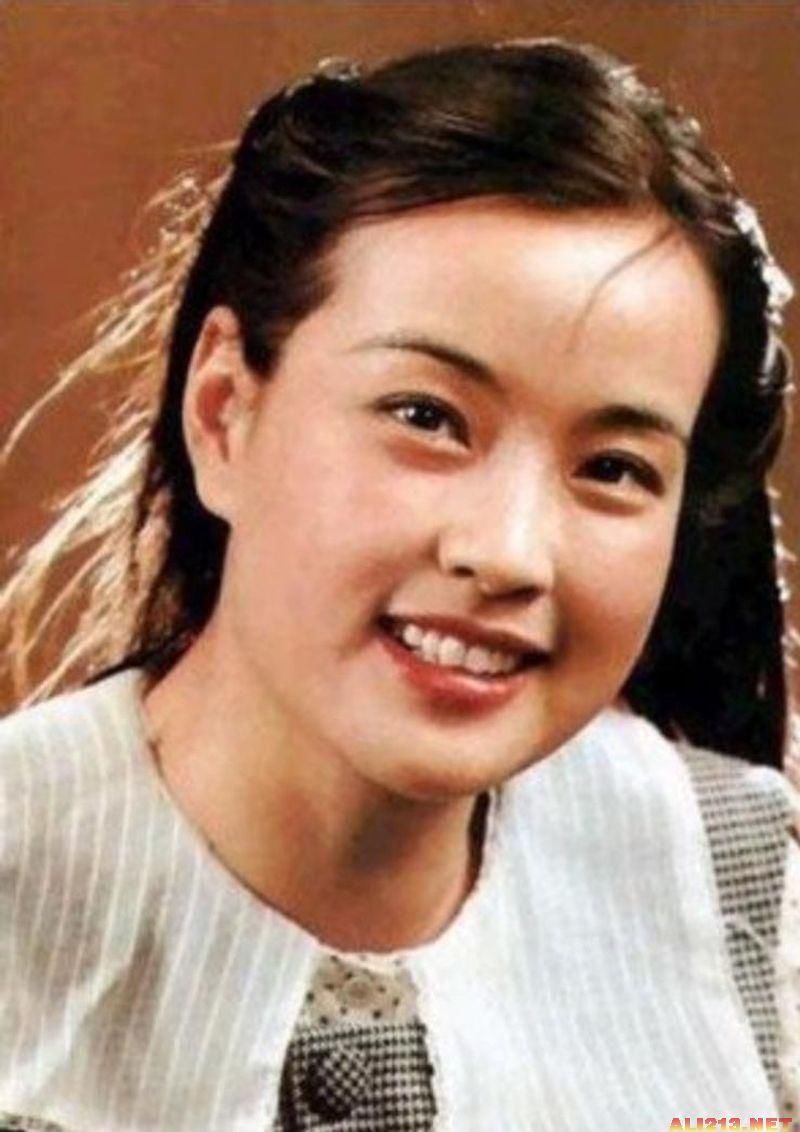 刘晓庆晒美照,秀傲人上围和小蛮腰