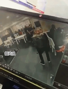 搞笑gif:用这个方法,吃火锅你想带多少肉都可以