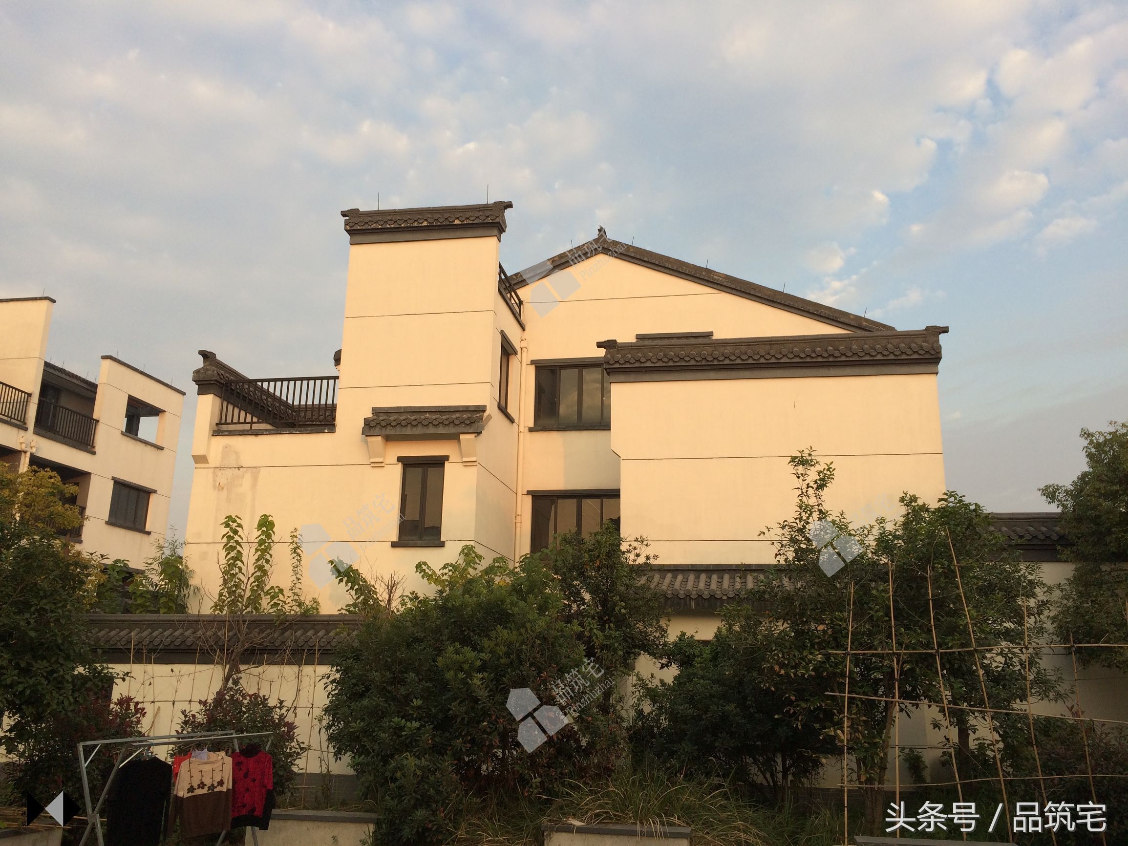 徽派中式联排别墅,白墙黑瓦清爽宜人,农村生活今非昔比
