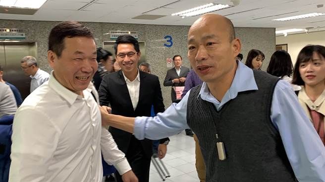 台北市议员钟小平(左)今拜会韩国瑜(右,要为"选民服务"讨红包及春联.