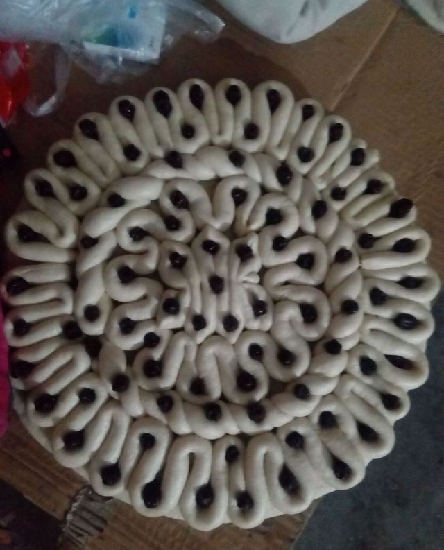 这种面食当地叫"枣山"也是过年必备的"年货"小时候去串门看到谁家放着