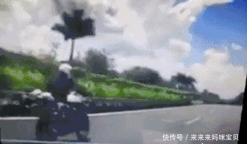 搞笑gif:下面的老司机,你就不怕你翻车了吗