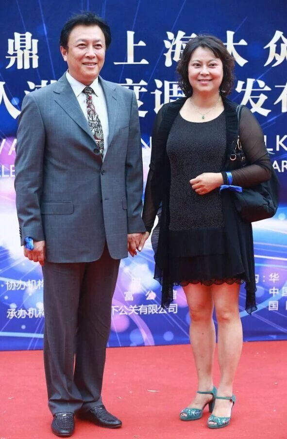 唐国强有过两段婚姻,前妻叫孙涛,两个人1979年结婚,那时候唐国强刚刚