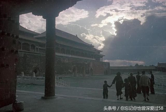 49年北平和平解放时的故宫彩色照:游客寥寥无几,但却无比真实