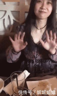 搞笑幽默内涵gif趣图:妹子的骨骼惊奇,一看就知道不是一般人