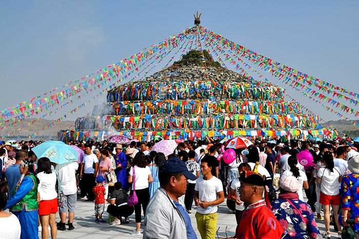 敖包祭祀场面大游人多-北京时间