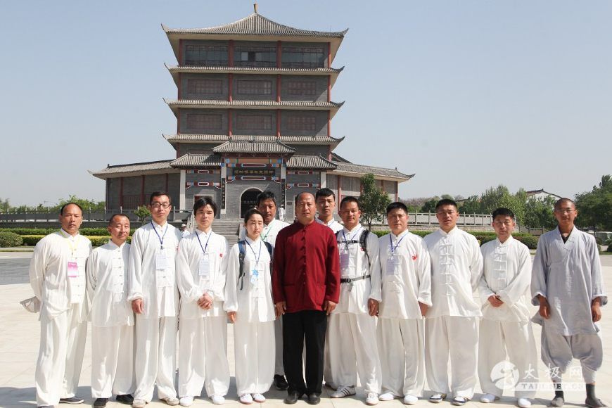 马虹支系代表团于太极拳发源地温县陈家沟太极拳祖祠寻根拜祖