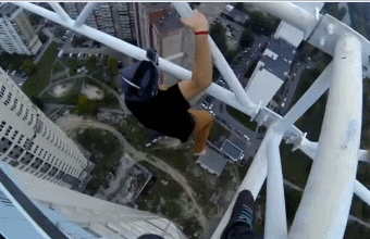 搞笑gif图:学学这妹子,她的协调能力太强了!