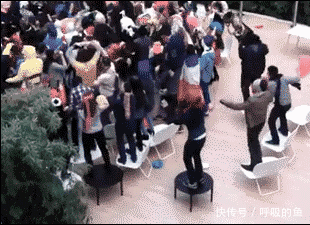 搞笑gif:姑娘,你的衣服真不错不仅拉风更兜风!