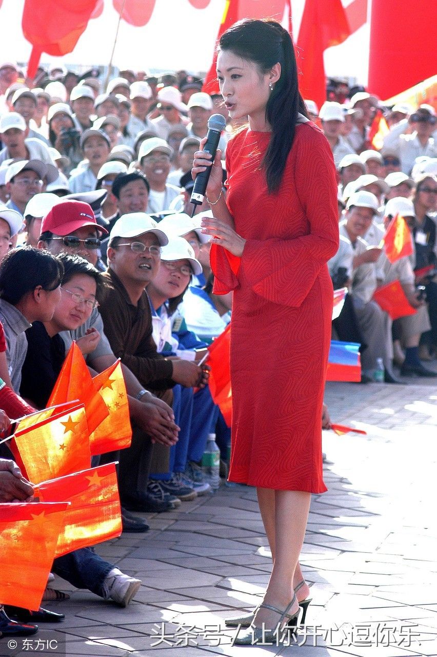 周涛出席某大型活动主持 网友:这资深气质主持真给国人长脸了!