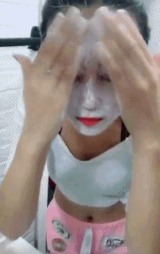 搞笑gif:妹子这扮相,就问你像不像一只猴?