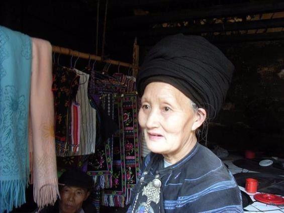 杨丙莲一直居住在湘西土家自治州古丈县张家坨,在当地经营着一家服饰