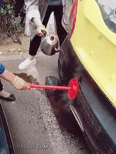 搞笑gif:非洲的快手比我们狠多了,嘴啃火炭块