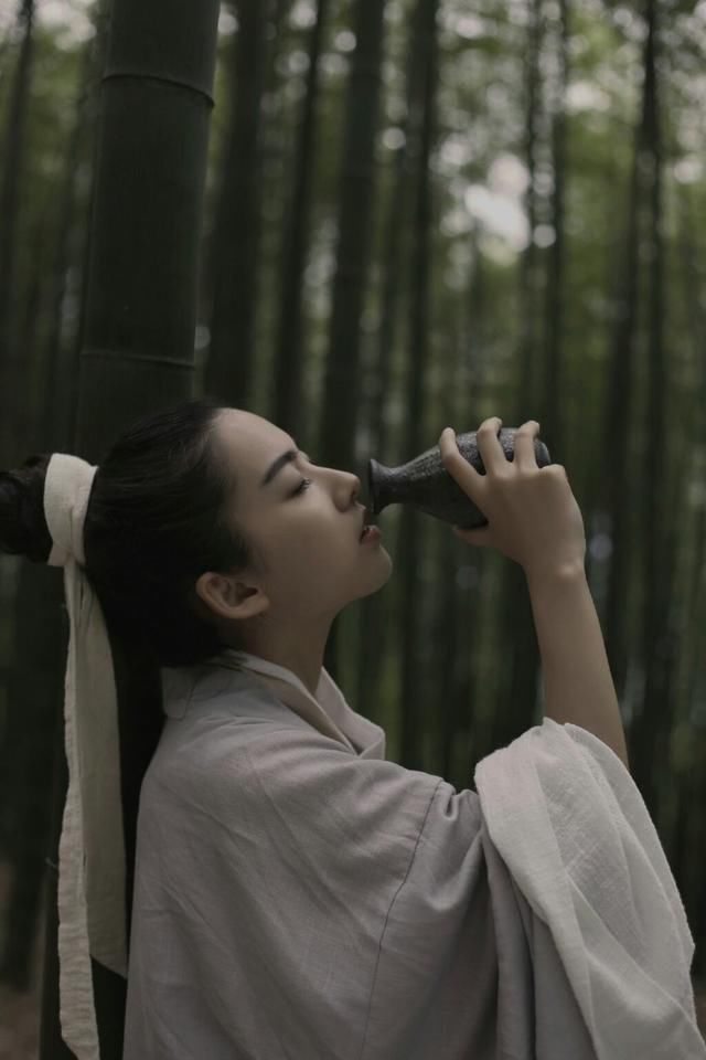 李白说,举杯消愁愁更愁.