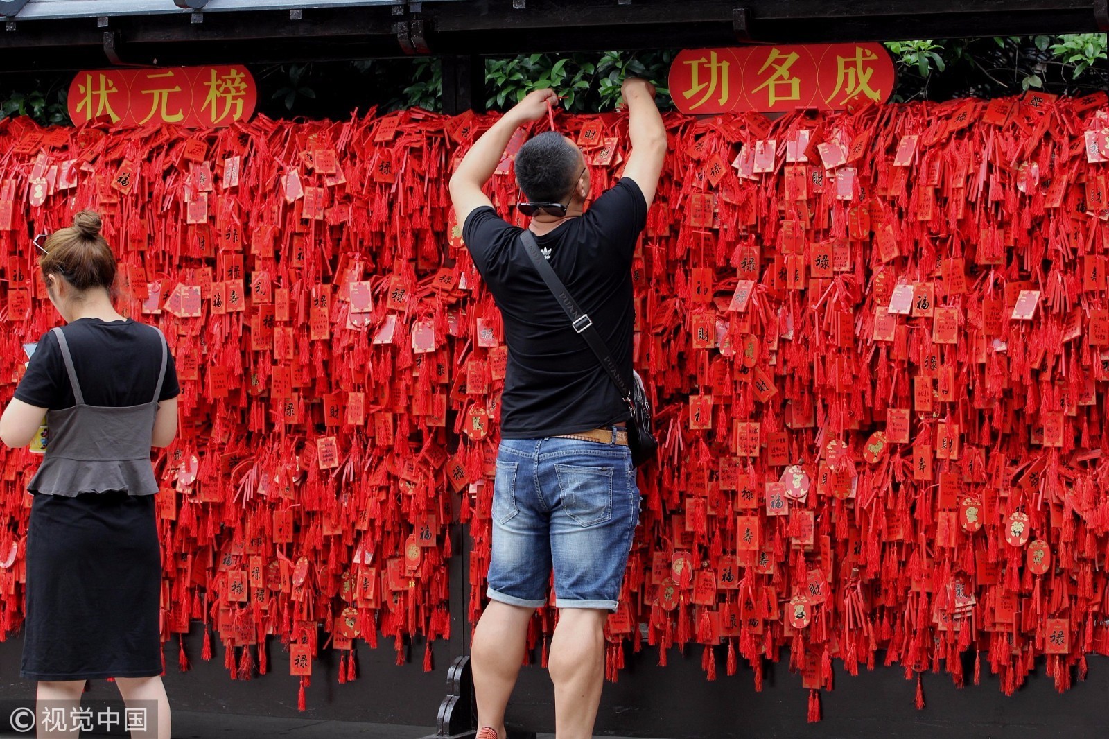 中国高考图鉴:考生考前烧香祈福 全民护航高考