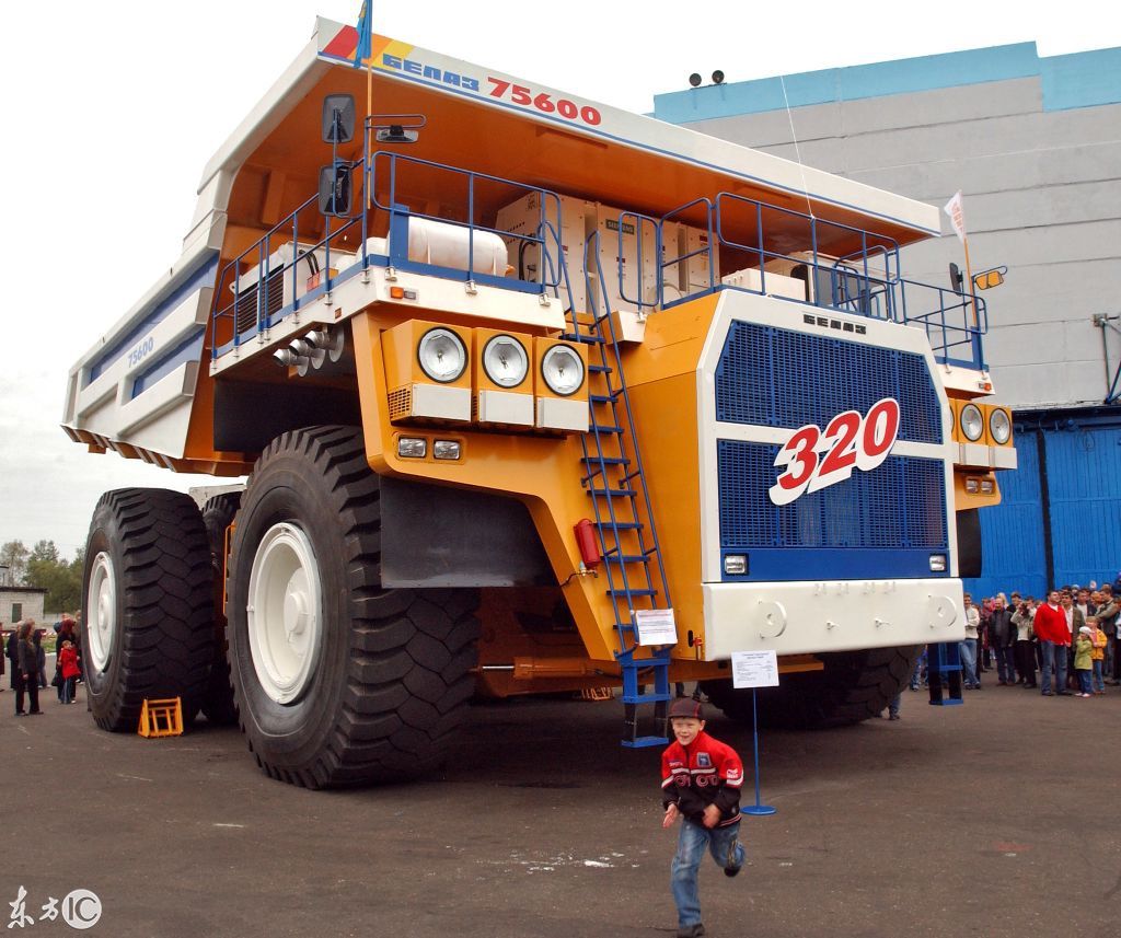 世界上最大的铲车!一铲子下去小山都没了一半!这车一般人买不起
