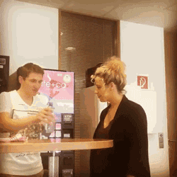 内涵段子:鸳鸯被里成双夜,一树梨花压海棠!