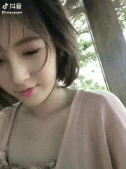 全球搞笑gif:妹子你这么主动索爱,吓得我都不敢走过来