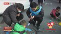彩绘井盖 宣传环保 矿大学生走进社区“学雷锋”